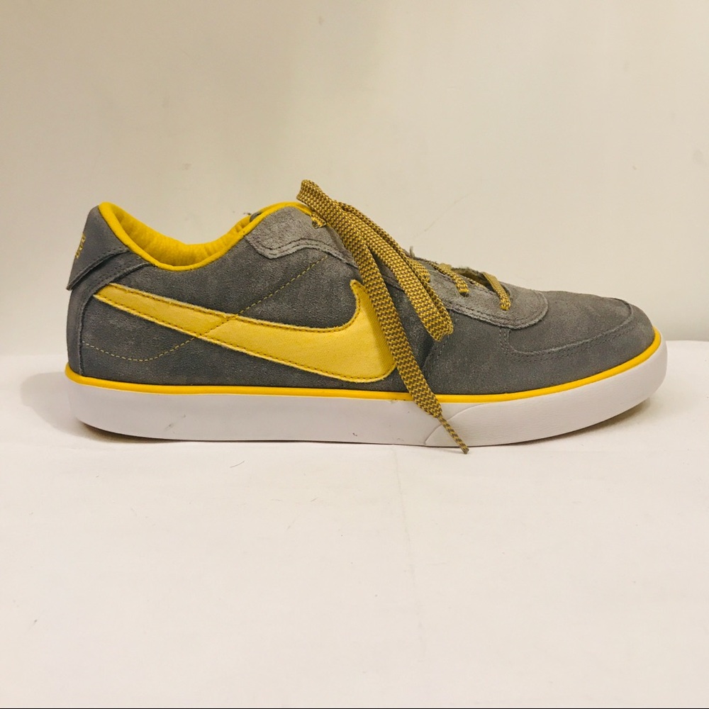 Nike 433248-002 men’s size 10 gray suede Sneakers